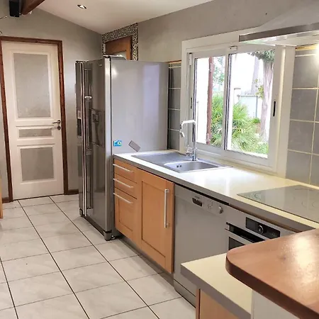 Villa De Standing Avec Piscine A Debordement, Jacuzzi Et Jardin A 5 Min Du Centre De