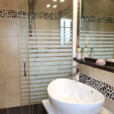 Villa De Standing Avec Piscine A Debordement, Jacuzzi Et Jardin A 5 Min Du Centre De *